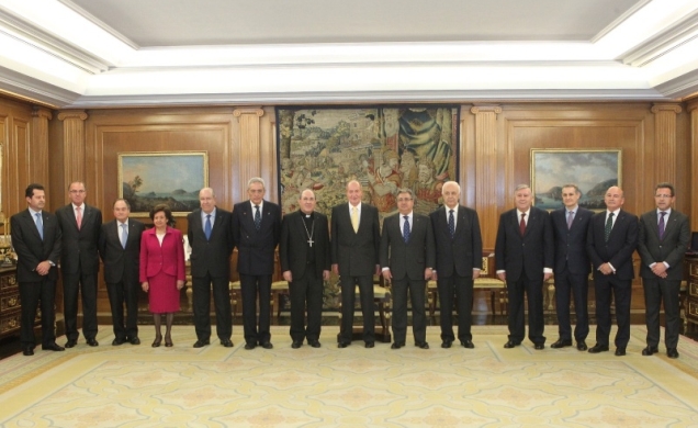 Su Majestad el Rey junto a una representación de la Real Fundación Patronato de la Vivienda de Sevilla